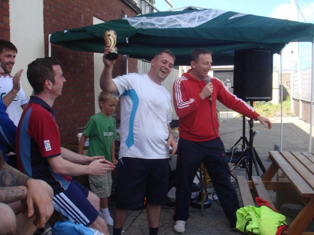 Jonathan Treacy presenting Liam Farrell with the Winning Trophy!